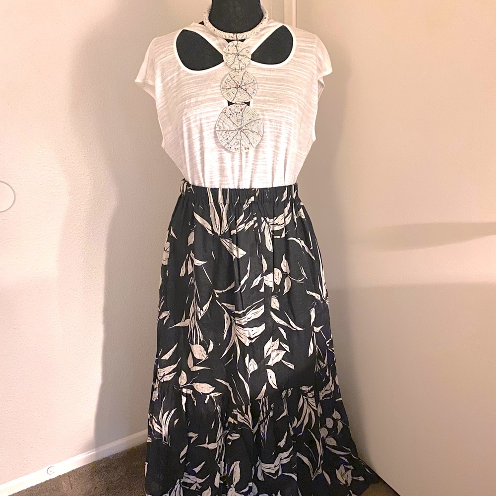 Banana Republic maxi skirt. Beautiful and feminine. Medium that runs large.